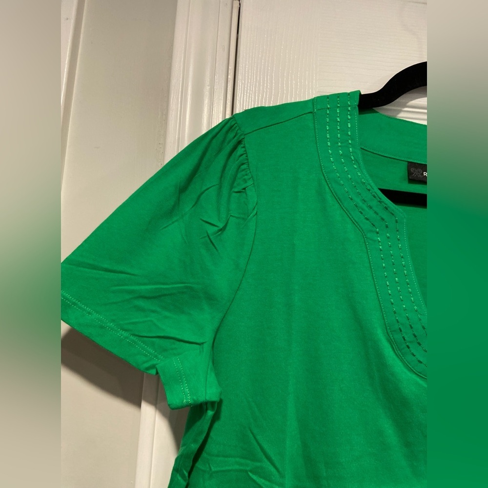 NWT Rafaella Size M Kelly Green V Neck Short Sleeve Tee Shirt Embroidered Trim - Picture 3 of 11